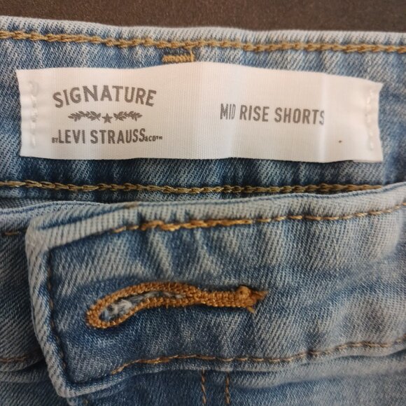 Levi's Signature Mid Rise Denim Jean Shorts, Lt. Wash, Distressed Size 12 - W31 - Picture 2 of 15